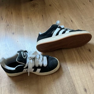 Svarta Adidas Campus sneakers - Använda men ändå bra skick dom e ju lite utgångna men ändå bra skick! HÅL/DEFEKT PÅ SISTA BILDEN!!!!
