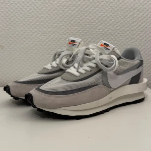 Nike Sacai Ld Waffle  - Säljer av lite skor för bra pris. Dessa är i okej skick och använda en hel del. Ingen box
