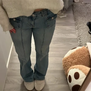 Trendiga blå bootcut jeans med framfickor - Jättesnygga blåa jeans från H&M i storlek 36💕 Aldrig använda av mig då jag köpt från tidigare säljare, så därför är de lite slitna men inget man lägger märke till alls!!!💗 Jag är 169 cm och de sitter perfekt på mig. ( första bilden är lånad)  