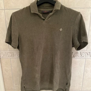 frotté tröja från Morris - Hej säljer denna frotté tröja jag köpte för 1100kr som jag har använt max 10 gånger. Skick 10/10 Storleken är xs och borde sitta perfekt om man är mellan 160-170. Priset är inte hugget i sten vid snabb affär. Perfekt inför sommarn! 🤩