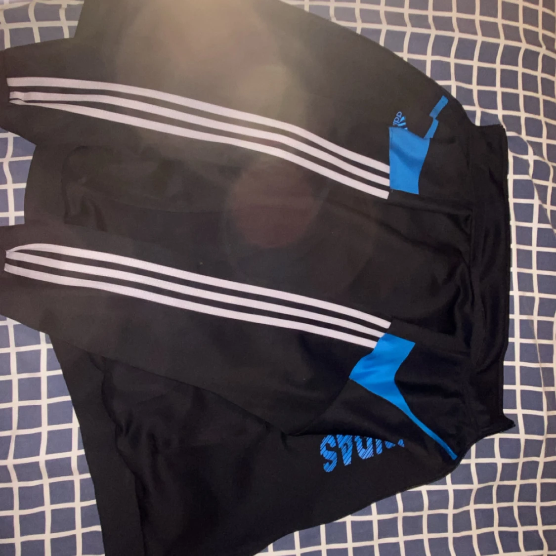 Svart träningsjacka från Adidas med blå detaljer - 2