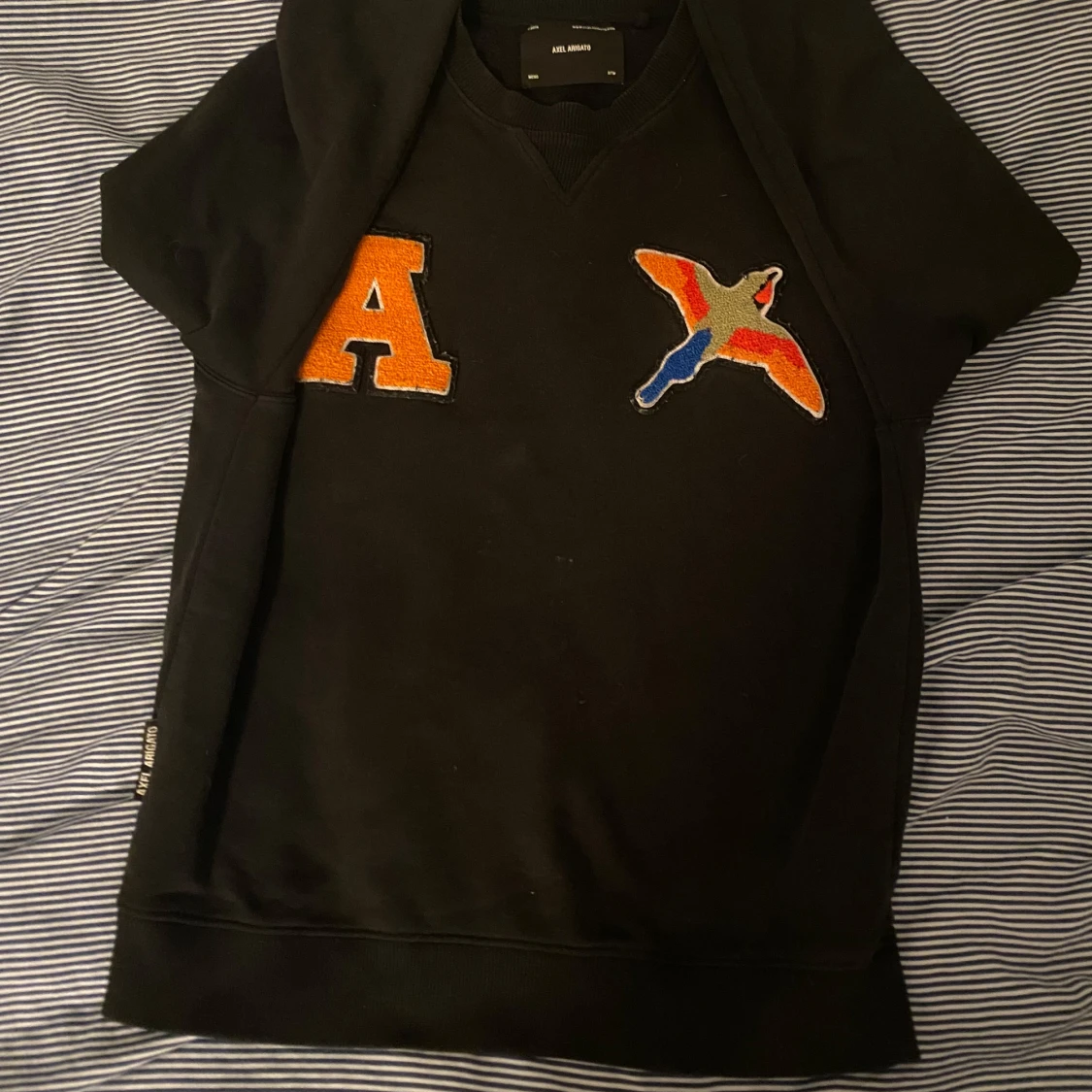 Svart sweatshirt från Axel Arigato med broderad bokstav och fågel - 1