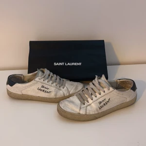 Saint Laurent skor - Säljer nu ett par feta saint Laurent skor. Skor är creaseade och smutsiga men går att få de att se bättre ut med en tvätt. Hör av er för fler bilder och frågor!