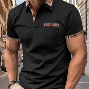 Svart t-shirt med rutiga detaljer. - Svart t-shirt med korta ärmar och rutiga detaljer på krage, ärmslut och bröstficka. Snygg och stilren design som passar perfekt till jeans eller shorts. Skön passform och klassisk look.