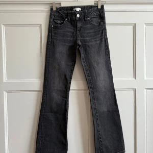 Svarta bootcut jeans från Gina Tricot - Säljer ett par svarta bootcut jeans från Gina Tricot i storlek 158! Jeansen har inga skador och i ett mycket fint skick då dessa endast använts 2 gånger 💕 Säljer dessa då de tyvärr inte kommer till användning längre och är för korta för mig som 1,66 cm 🫰🏻 