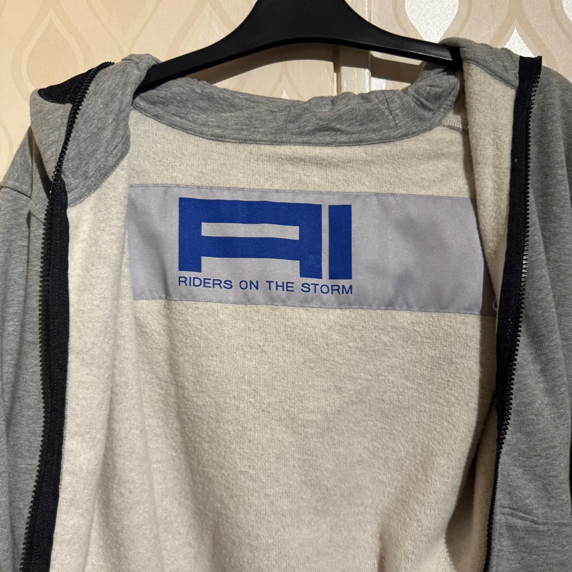 Grå hoodiejacka med inbyggda glasögon och mask - 4