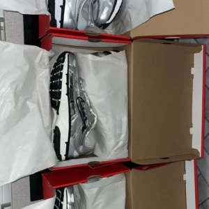 Nike Air Max sneakers i silver p6000 - Säljer ett par Nike Air Max sneakers i metallic silver med svarta och vita detaljer. Storlek 44, 44.5 och 43.5. Recepten available. PM 