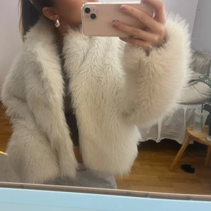 Vit pälsjacka GinaTricot slutsåld!  - Säljer min vita pälsjacka, den har inga defekter & använd endast 2 gånger.                                            Slutsåld på Gina, nypris 700kr💗