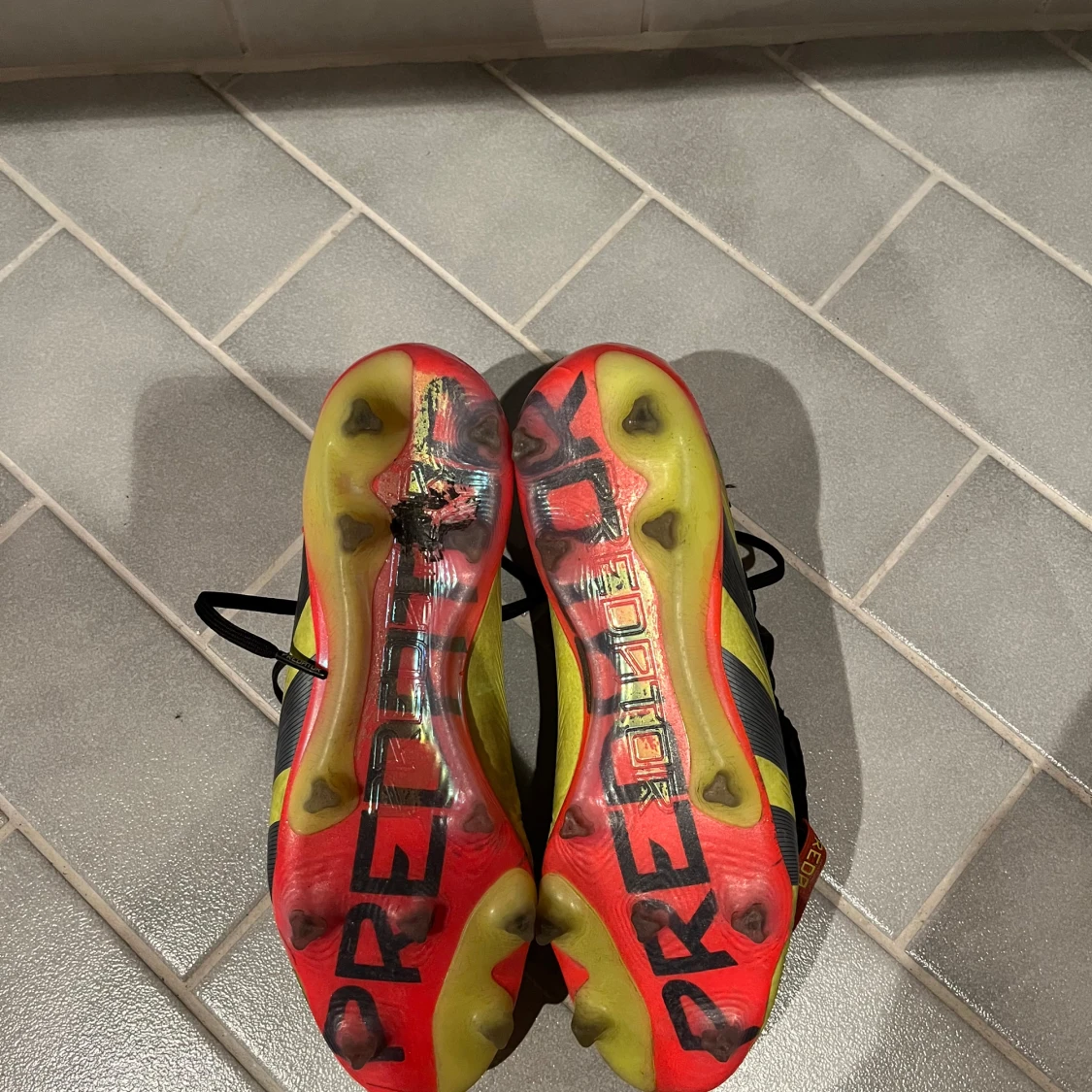 Adidas Predator fotbollsskor i gul och röd - 2