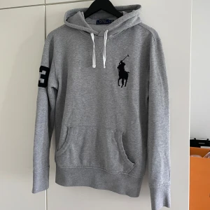 Ralph Lauren Hoodie  - Säljer en sällsynt Ralph Lauren hoodie som är i ett bra skick! Storlek S! Hör gärna av dig om du har frågor! 