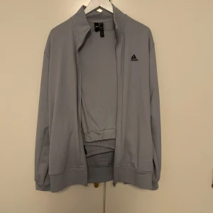 Adidas dress  - Adidas dress har ba testat dom nån gång bara så dom är i ny skick storlek L