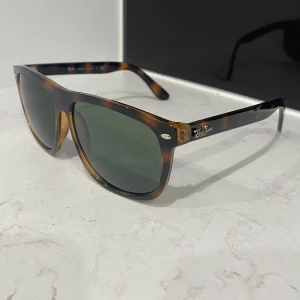 RAYBAN BOYFRIEND - Snygga Rayban boyfriend-solglasögon från Ray-Ban i brunmelerad plast med gröna glas. Klassisk modell med Ray-Ban-logga på skalmen och framtill. Helt nya och aldrig använda, priset är ej hugget i sten så kom gärna med förslag!😊