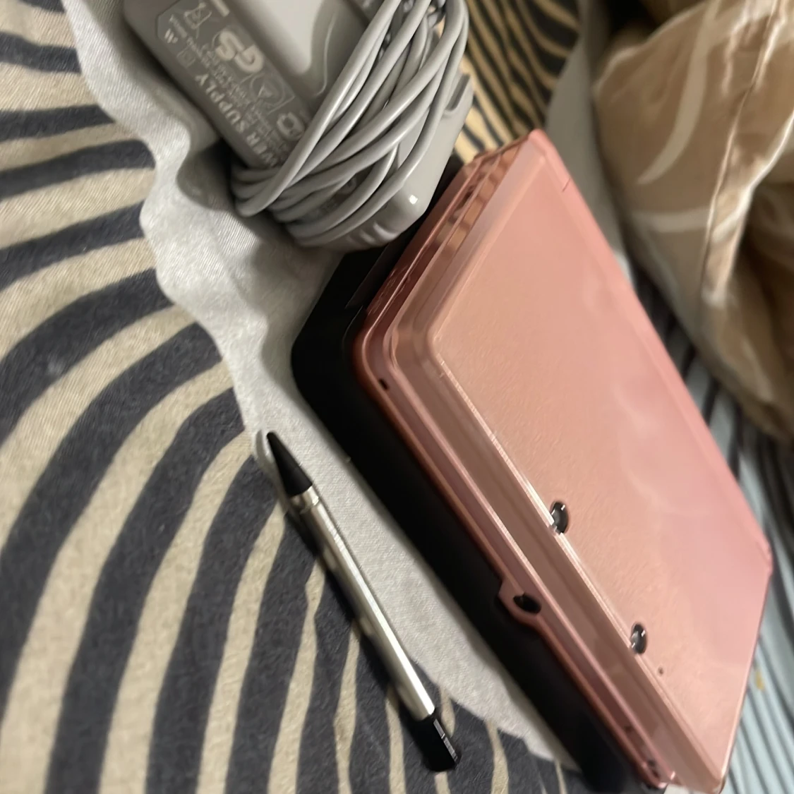 Rosa Nintendo 3DS med laddare och stylus - 3