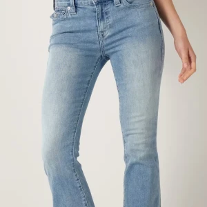 Ljusblå bootcut jeans från True Religion - Säljer ett par snygga ljusblå bootcut jeans från True Religion, modell Becca Mid Rise Bootcut i mycket bra skick. Jeansen har klassisk femficksdesign, dekorativ bakficka och silverfärgad knapp. Skriv privat för mer information!