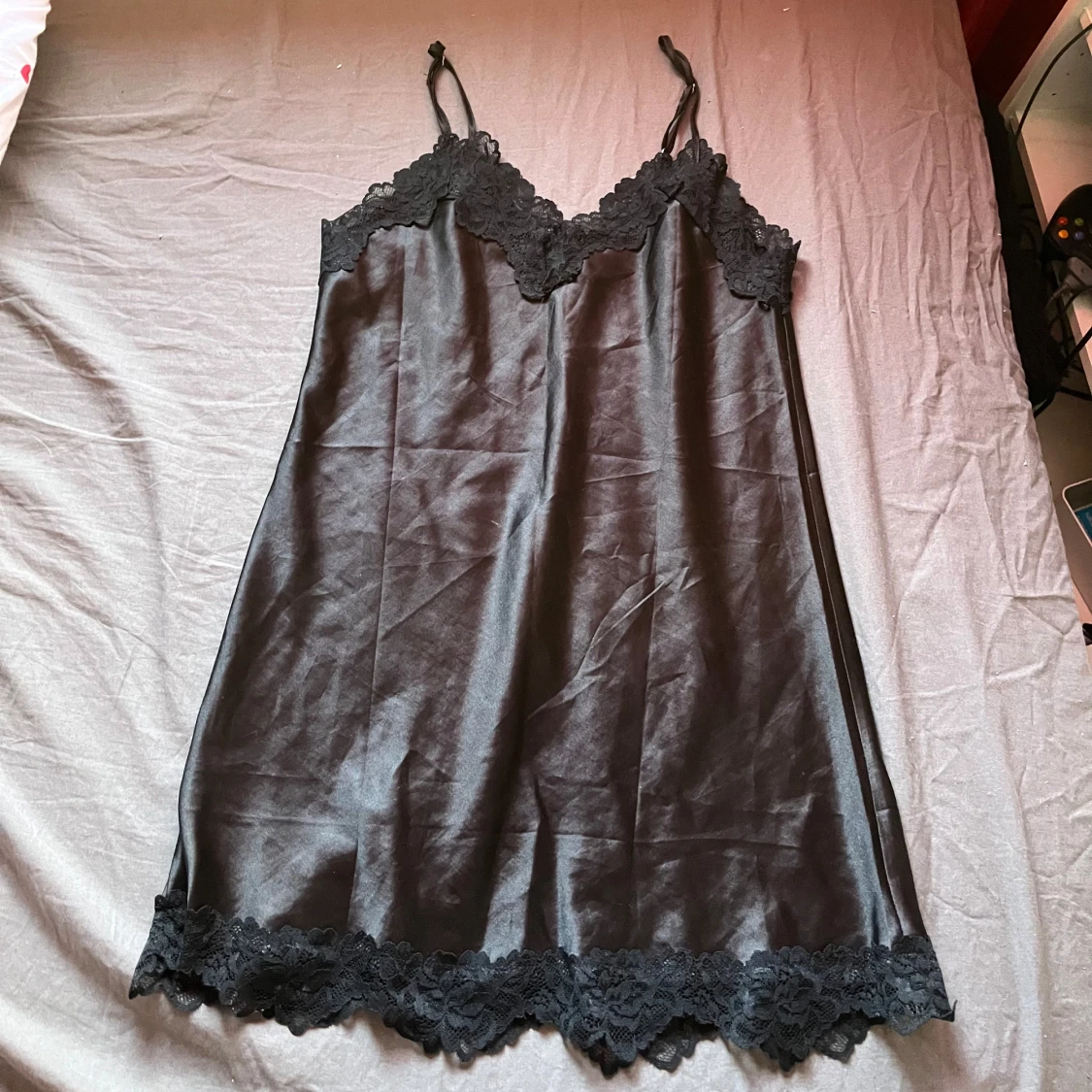 Svart satinklänning med spetsdetaljer