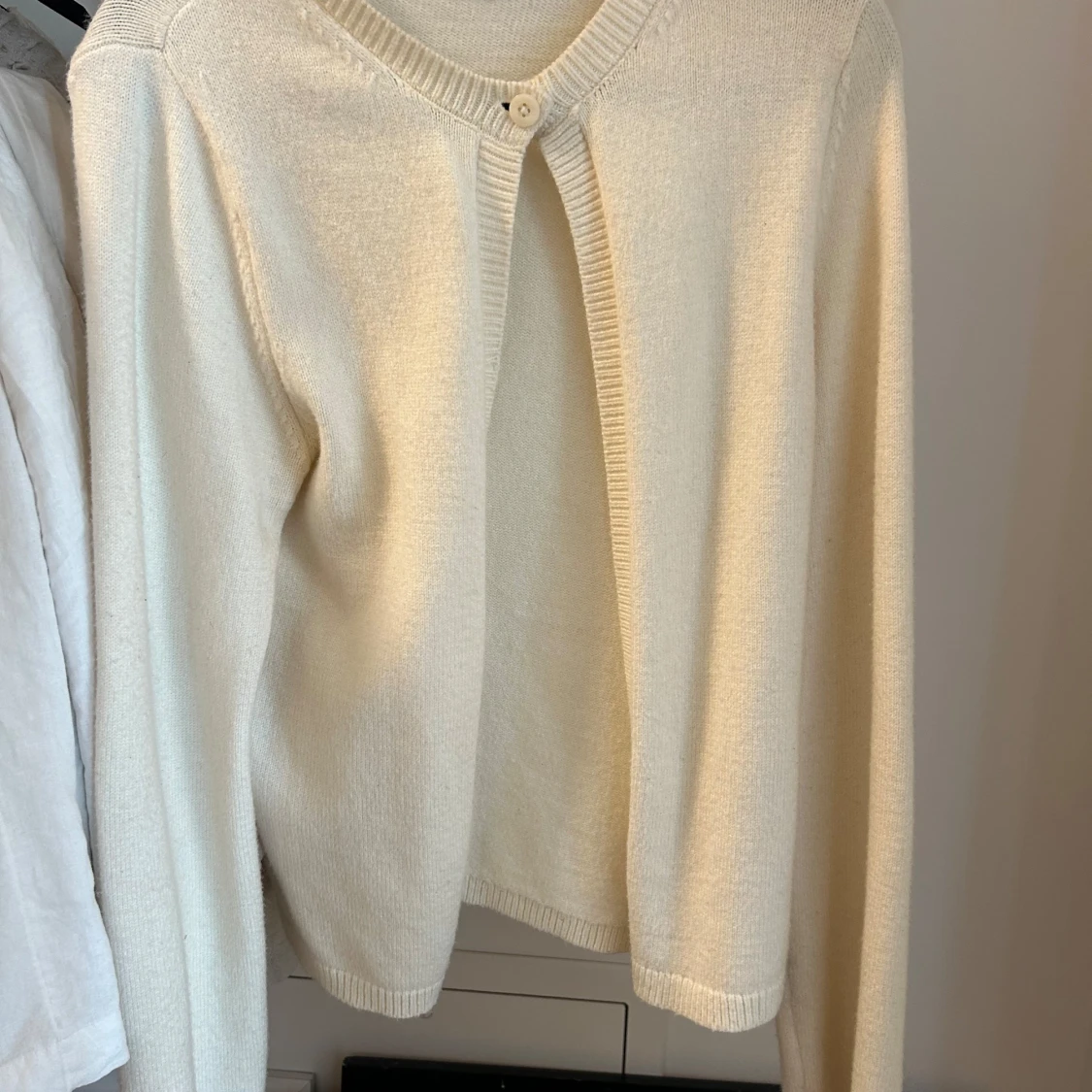 Vit stickad kofta från Gina Tricot