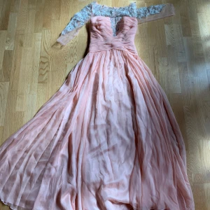 Balklänning  - Endast använd en gång. Fint skick. 