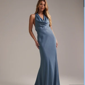Blå långklänning i satin med draperad hals - Oanvänd balklänning i färgen ”duksy blue” från asos i strl XS, endast testad 1569 kr nypris säljer för 800kr Bara att höra av sig vid eventuella funderingar💕 