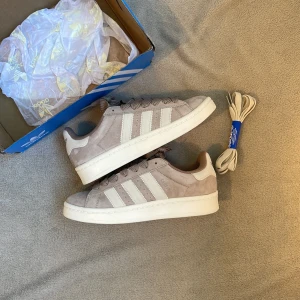 Adidas Campus wonder beige - Adidas campus 00s i wonder beige. Passar storlek 38. En av dem trendigaste skorna till sommaren. Skorna är i ny skick. Nypris 1499 vårt pris 749kr📍  Hör gärna av er vid frågor!
