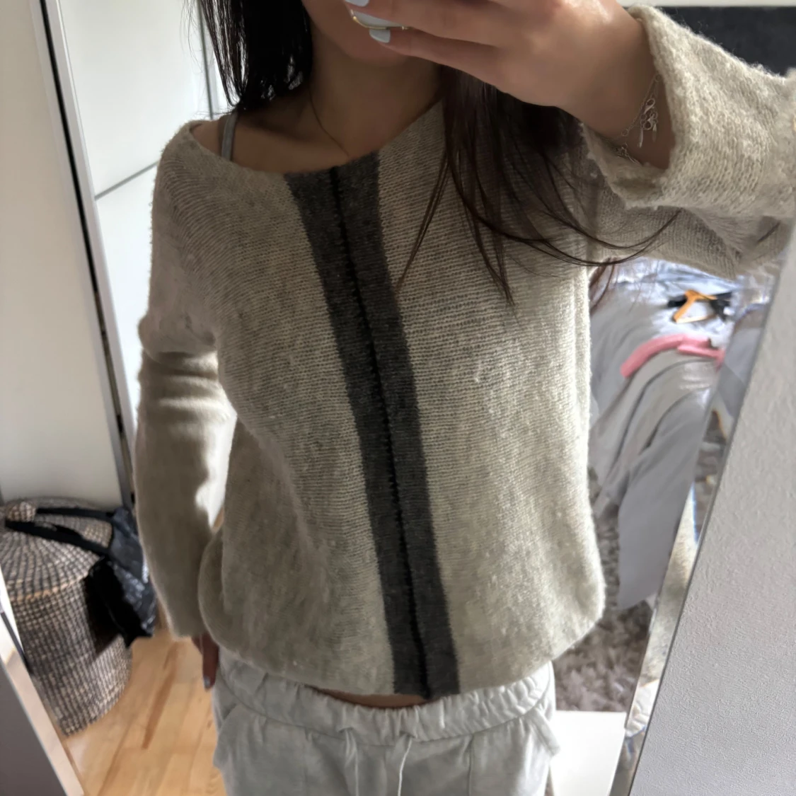 Grå stickad tröja med grå rand