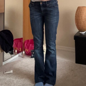Mörkblå bootcut jeans från 7 For All Mankind - Säljer ett par mörkblå jeans från 7 For All mankind. Jeansen har låg midja och är bootcut. 💕