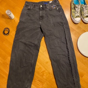 Svarta jeansbyxor från Cava Company - Säljer ett par svarta jeansbyxor från Cava Company i storlek small. Byxorna har raka ben. Snygg läderpatch bak i midjan och råa benslut för en cool look. Riktiga skaterjeans så har lite heeldrag