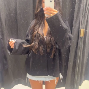 Tunn jacka kappahl - Säljer denna tunna kappan från Kappahl då den inte längre används.💓💓 