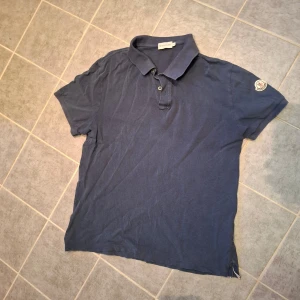 Moncler Piké - Mörkblå Moncler Piké i storlek L perfekt till sommaren☀️, använd några gånger men är fortfarande i väldigt gott skick, garanterat äkta🙌 kan gå ner i pris vid snabb affär💸