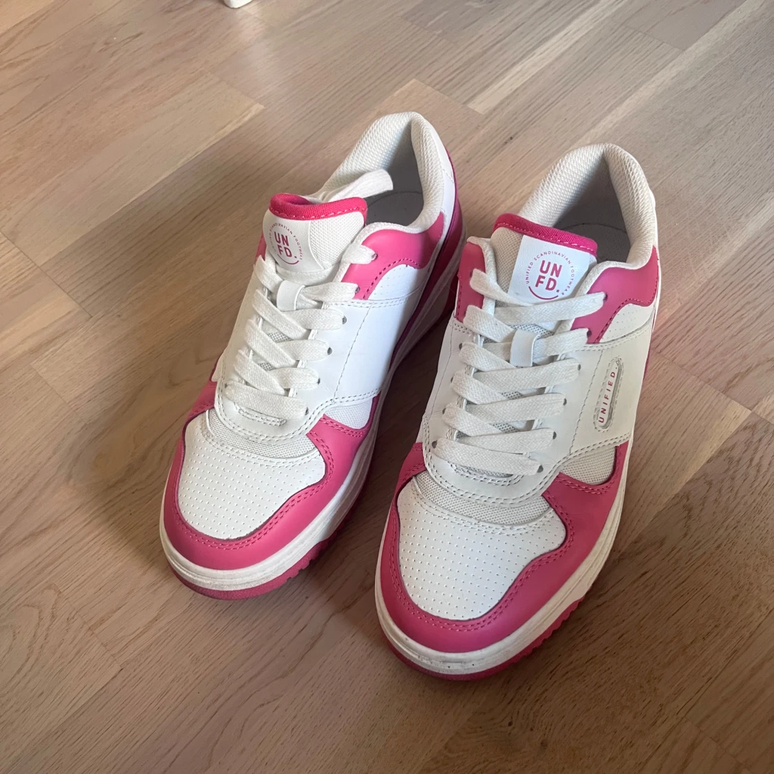 Vita och rosa sneakers från UNFD - 1