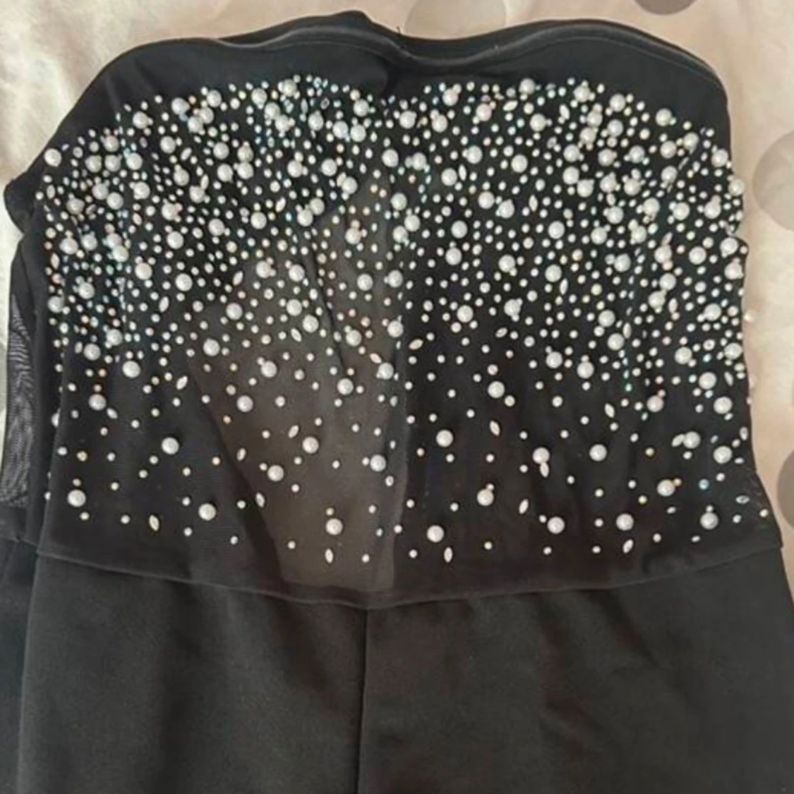 Svart byxdress med pärldetaljer - 1