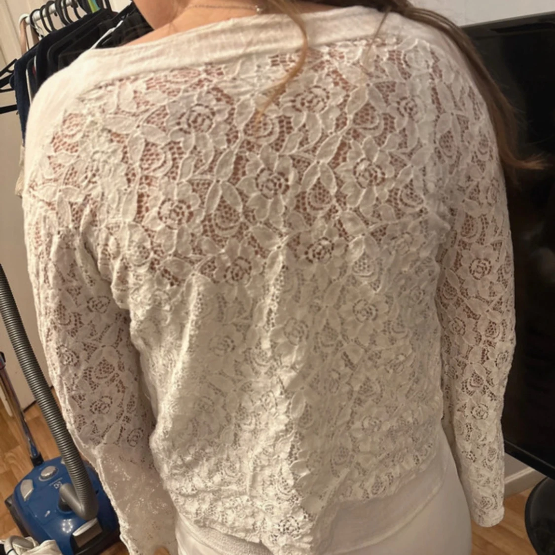 Vit spetskofta med långa ärmar - 2