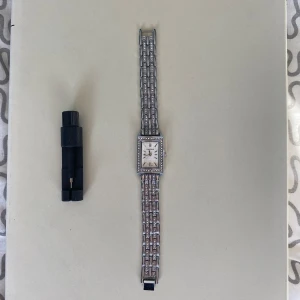 Silverklocka  - Klockan är i ett mycket fint skick med ett sprillans nytt batteri och armbandet är justerbart så du enkelt kan justera armbandets originella storlek som är 19 cm.   Vid frågor och funderingar är det bara att skriva ✍️