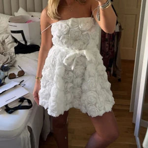 Klänning från Lojsan Wallin - Säljer nu min fina studentklänning från nakd och Lojsans kollektion🥰skriv för fler bilder 🤩endast använd på studentfrukost och utspring så den är som ny 🥰