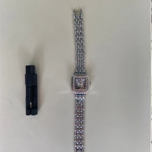 Vintage Silverklocka  - Klockan är i ett mycket fint skick med ett sprillans nytt batteri och armbandet är justerbart så du enkelt kan justera armbandets originella storlek som är 19 cm.   Vid frågor och funderingar är det bara att skriva ✍️