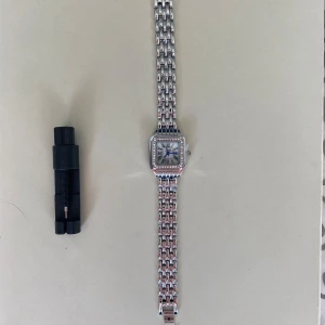 Vintage Silverklocka  - Klockan är i ett mycket fint skick med ett sprillans nytt batteri och armbandet är justerbart så du enkelt kan justera armbandets originella storlek som är 19 cm.   Vid frågor och funderingar är det bara att skriva ✍️
