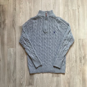 Ralph Lauren 1/4 zip knit - • Säljer en Ralph Lauren Cable Knit med 1/4 zip   • Tröjan är i nytt skick och saknar tecken på användning eller slitage 🙌🏼  • Storlek M och är true to size  • Köp fraktas alltid inom 48h men siktar alltid på samma dag 📦 🙌🏼  • Vid snabb affär så kan priset diskuteras 👍🏼 