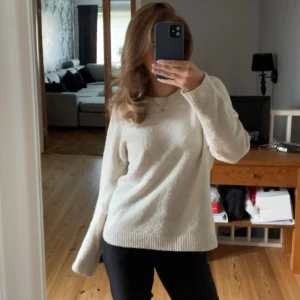 Stickad Tröja - Beige stickad tröja ifrån veromoda🤗❣️