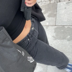 Straight jeans - Mörkgråa straight jeans❣️