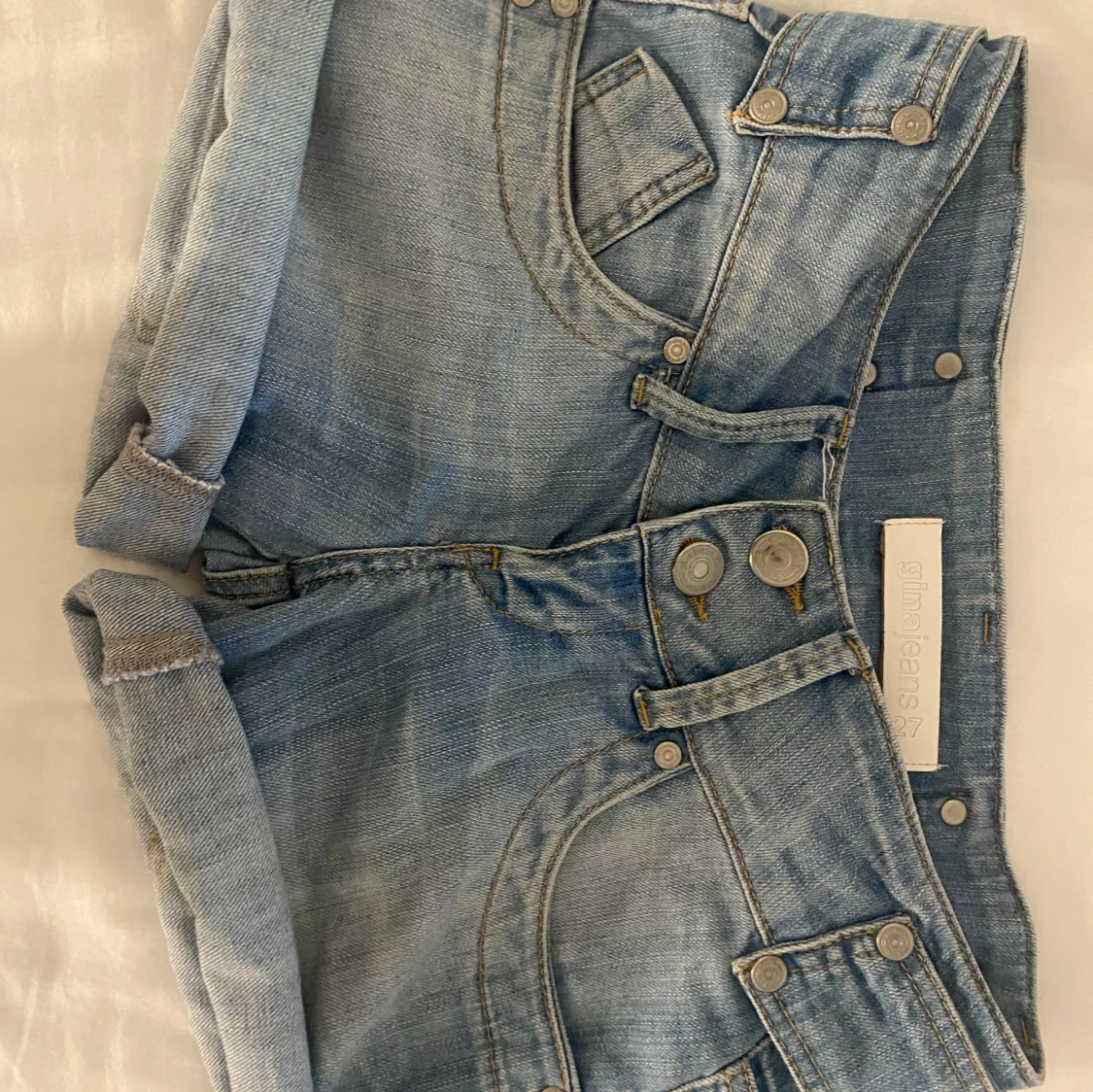 Blå lågmidjade jeansshorts