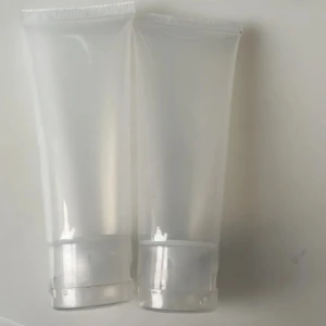 Tomma tuber för smink - Två genomskinliga plasttuber med snäpplock, perfekta för att fylla med egen foundation, primer eller annan flytande sminkprodukt. Smidiga att ta med i väskan och enkla att använda tack vare mjukt material och praktiskt lock.