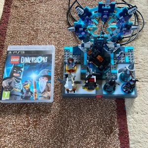 Lego dimension med ps3 skiva - Säljer ps3 Lego dimension med cd och extra Lego gubbar. Allt funkar bra och Lego gubbarna går att spela med.    Namnen på gubbarna och deras tillbehöret med: 1.Batman 2.Wyldstyle 3.Gandalf 4.Lego city 5.Hermione Granger
