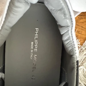 Philippe Model Trpx - Säljer dessa feta modellsen för Endast 899. De är helt nya och passar perfekt inför sommaren eller bara som springskor. Storlek 42. Vid funderingar Skriv! 