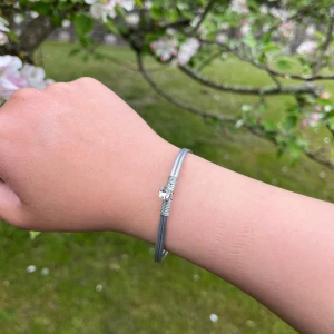 Armband  - 🌸Går att böja ut eller in för att få din perfekta passform 🌺 🌸Finns både i silver och guld✨  Gör även customs!! Skicka in bild eller din idé så kan vi nog säkert lösa det 🥰