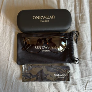 Solglasögon ONEWear Sweden - Säljer dessa helt nya solglasögon från Onewear aldrig använda och är i helt nyskick, näsduken är helt oöppnad. Kontakta mig vid eventuella frågor!😁😎