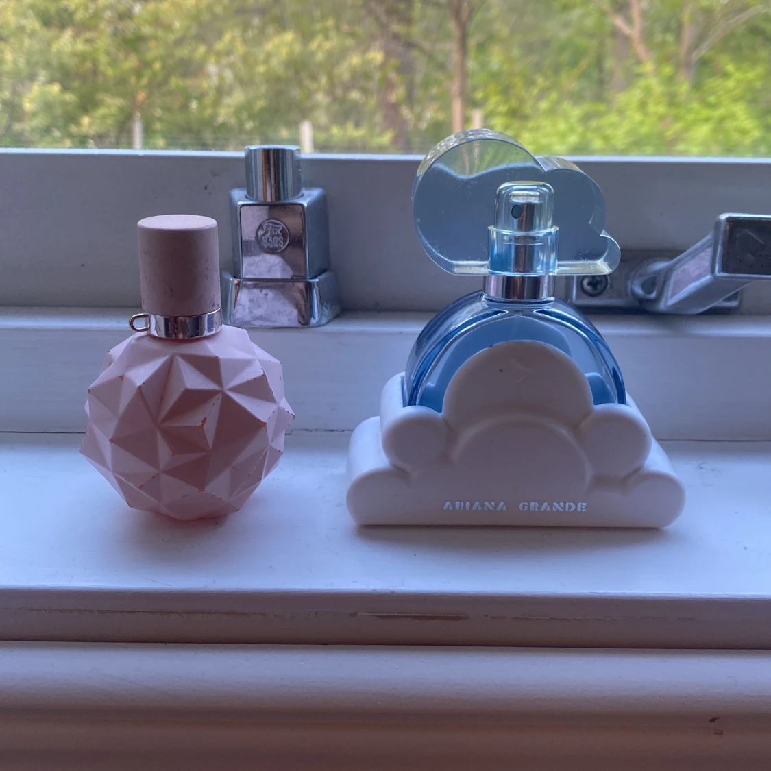 Två parfymer från Ariana Grande