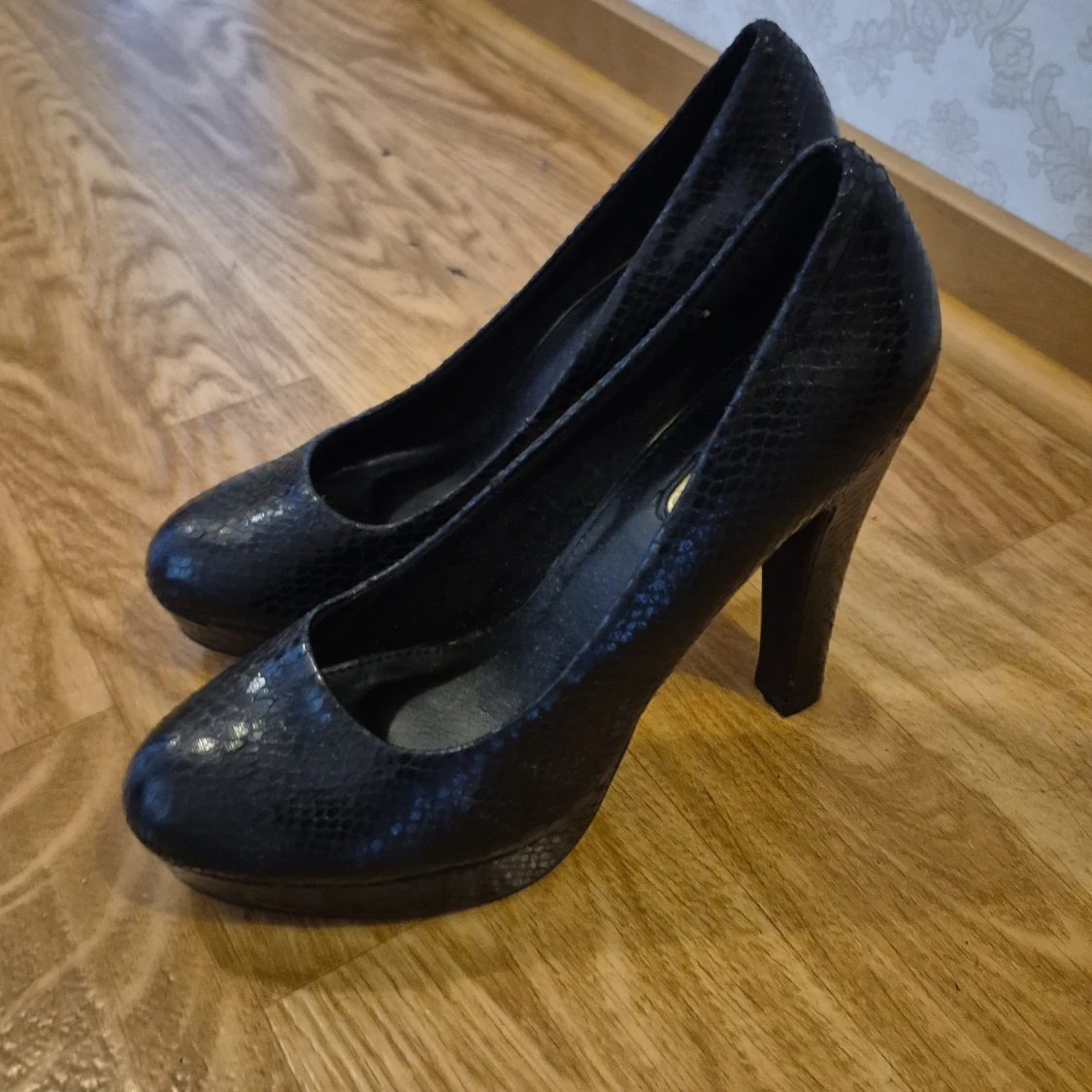 Svarta pumps med ormskinnsmönster