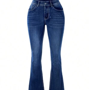 Blå bootcut jeans med broderade fickor - Säljer mina jeans från shein i storlek M/S jag har sytt dem lågmidiga men dem var för långa på mig då jag inte har användning för dem längre.