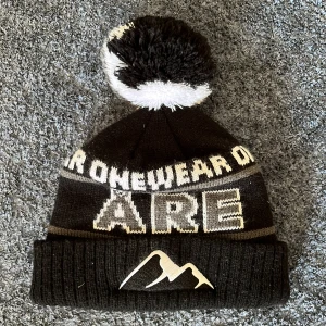  OneWear Åre mössa - Tjena säljer en Åre mössa från onewear den är använd 1-3 gånger bara och den säljs inte längre. Den är i ny skick och jag kan frakta inom 1-2 dagar. Kan gå ner i pris vid snabb affär, hör av dig vid minsta frågan😀