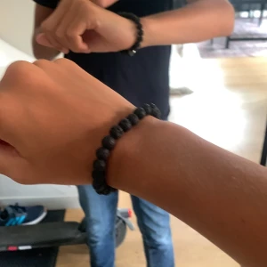 Svart Armband  -  Coolt armband som passar bra och inte för tajt.