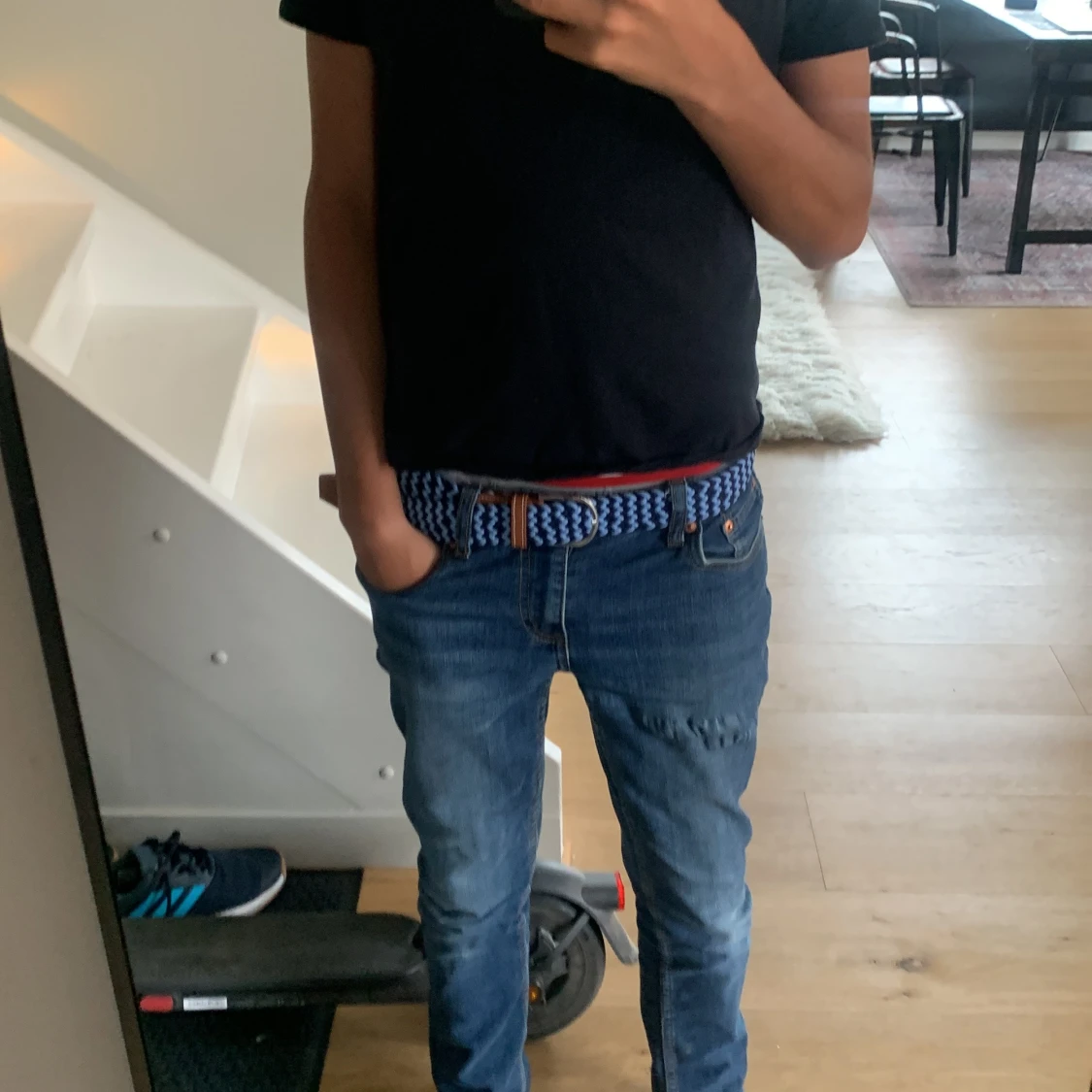 Blå flätade bälte